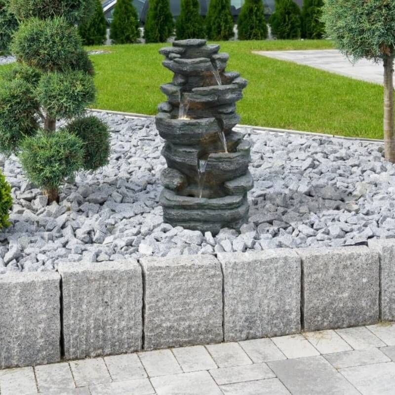 Dekorační fontána v kamenném a elegantním stylu
